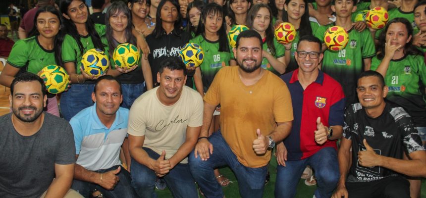 A Secretaria de Estado do Desporto e Lazer (Sedel) realizou, no sábado e domingo (22 e 23), uma visita técnica ao município de Boa Vista do Ramos (a 271 quilômetros de Manaus). Durante a agenda, a equipe da Sedel reuniu-se com lideranças desportivas no Ginásio Clinton Rodrigues para discutir estratégias de fortalecimento do esporte na região. A iniciativa busca ampliar o acesso da população às atividades físicas e incentivar a inclusão social por meio do esporte.