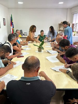 O Governo do Amazonas, por meio da Agência de Desenvolvimento Sustentável (ADS), iniciou, nesta quarta-feira (30/04), a primeira etapa de assinatura de contratos dos credenciados no Programa de Regionalização do Mobiliário Escolar (Promove). Nesta primeira fase, são 44 contratos assinados para o fornecimento de mobiliários escolares direcionados às unidades da rede estadual de ensino, neste ano.
