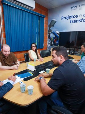 O projeto de construção do aeródromo de Boa Vista do Ramos (localizado a 271 quilômetros de Manaus) registrou avanços após reunião realizada nesta segunda-feira, (19), na sede da Secretaria de Estado de Desenvolvimento Urbano e Metropolitano (Sedurb). O encontro contou com a presença do secretário Marcellus Campêlo, do prefeito Jarlem Trindade e do deputado federal Fausto Júnior.